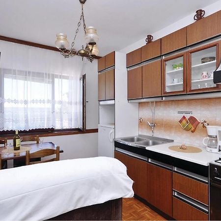 2 Bedroom Lovely Apartment In สตารีกราด-ปาเคลนีซา ภายนอก รูปภาพ