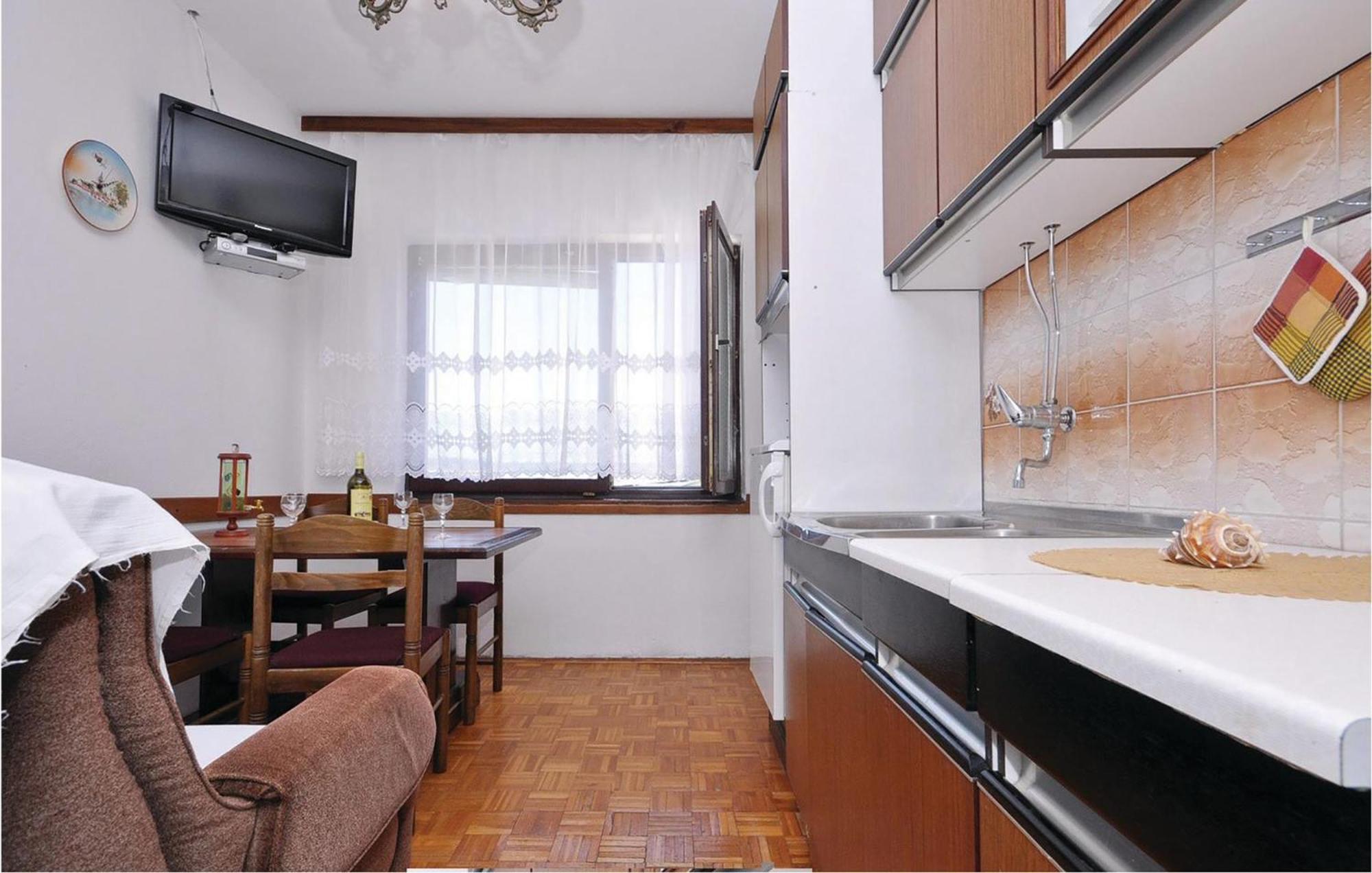 2 Bedroom Lovely Apartment In สตารีกราด-ปาเคลนีซา ภายนอก รูปภาพ